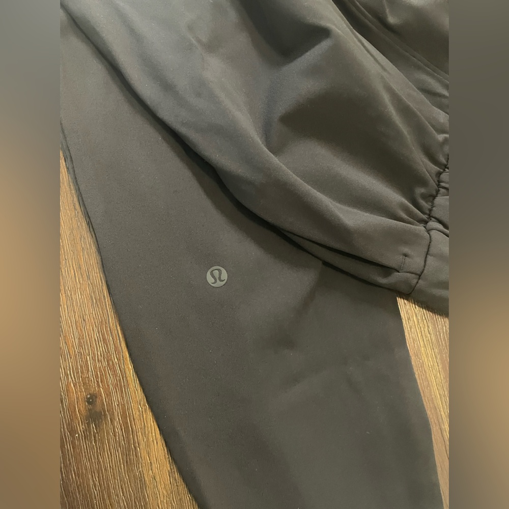 lululemon athletica Women's Black Cropped Pants size 6